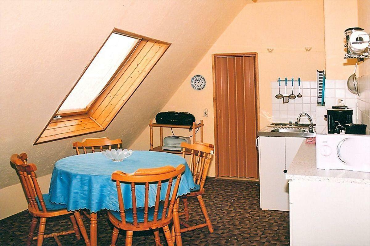 3-Raum-Ferienwohnung-In-Zirkow Esterno foto